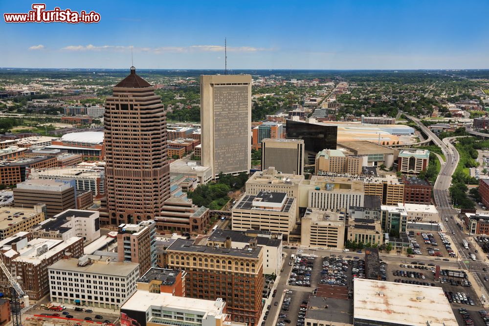 Immagine Uno scorcio dall'alto sul lato nord della città di Columbus, stato dell'Ohio, USA. Situata nel cuore del paese, ne è il centro più grande e popoloso.