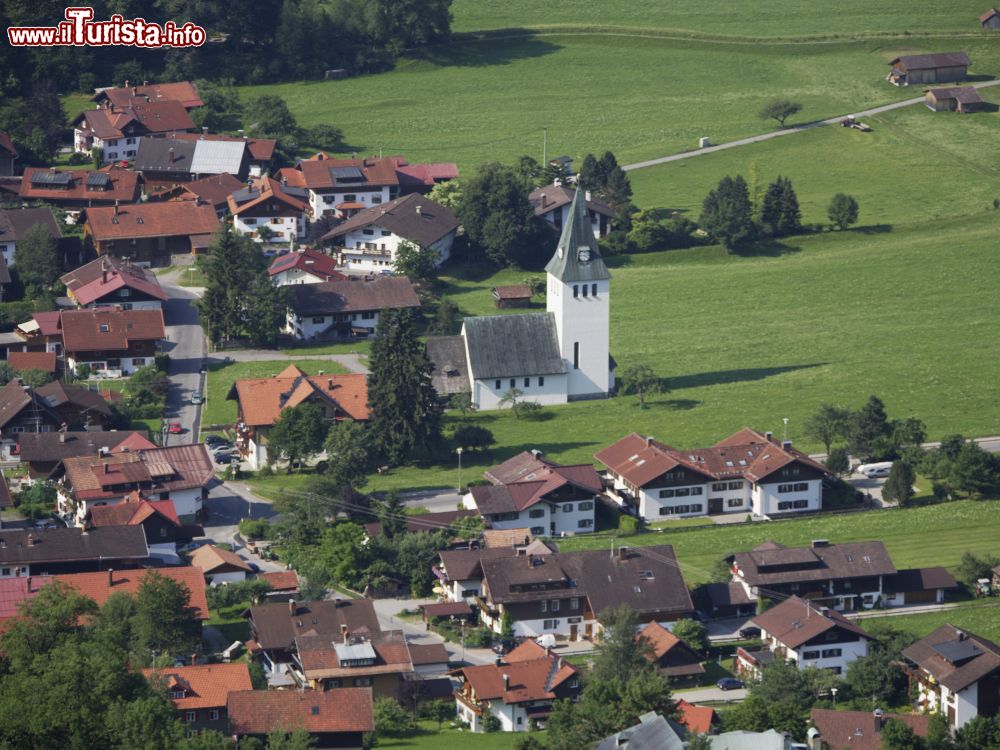 Immagine Uno scorcio dall'alto del villaggio di Bad Oberdorf nei pressi di Bad Hindelang, Germania.