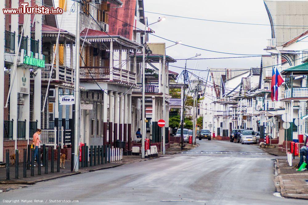 Immagine Uno scorcio degli antichi edifici coloniali nel centro di Paramaribo, Suriname - © Matyas Rehak / Shutterstock.com
