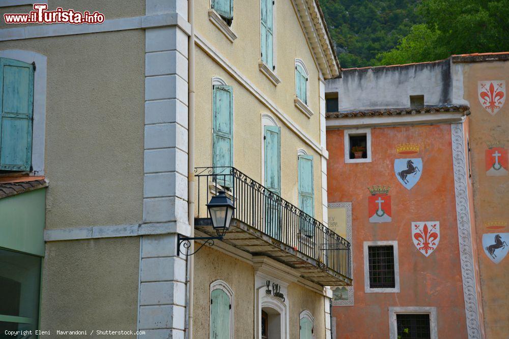 Immagine Uno scorcio degli edifici nel centro di Fontaine-de-Vaucluse (Francia): stemmi sulla facciata di un museo - © Eleni Mavrandoni / Shutterstock.com