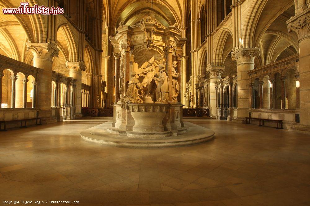 Immagine Uno scorcio degli splendidi interni della basilica di Saint-Remi a Reims, Francia. Dal 1991 fa parte della lista dei patrimoni dell'umanità dell'Unesco - © Eugene Regis / Shutterstock.com