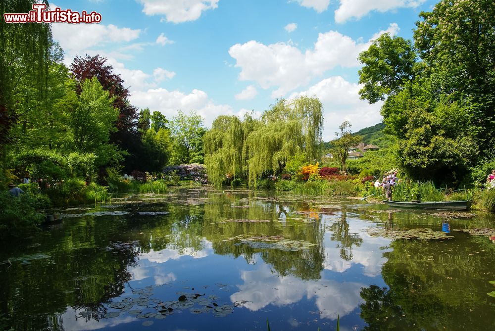 Immagine Uno scorcio dei giardini di Giverny, Francia, in primavera.