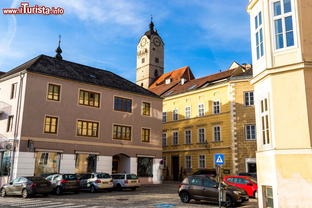 Immagine Uno scorcio dei palazzi eleganti nel distretto di Stein an der Donau, Krems, Austria. Sullo sfondo la torre campanaria.