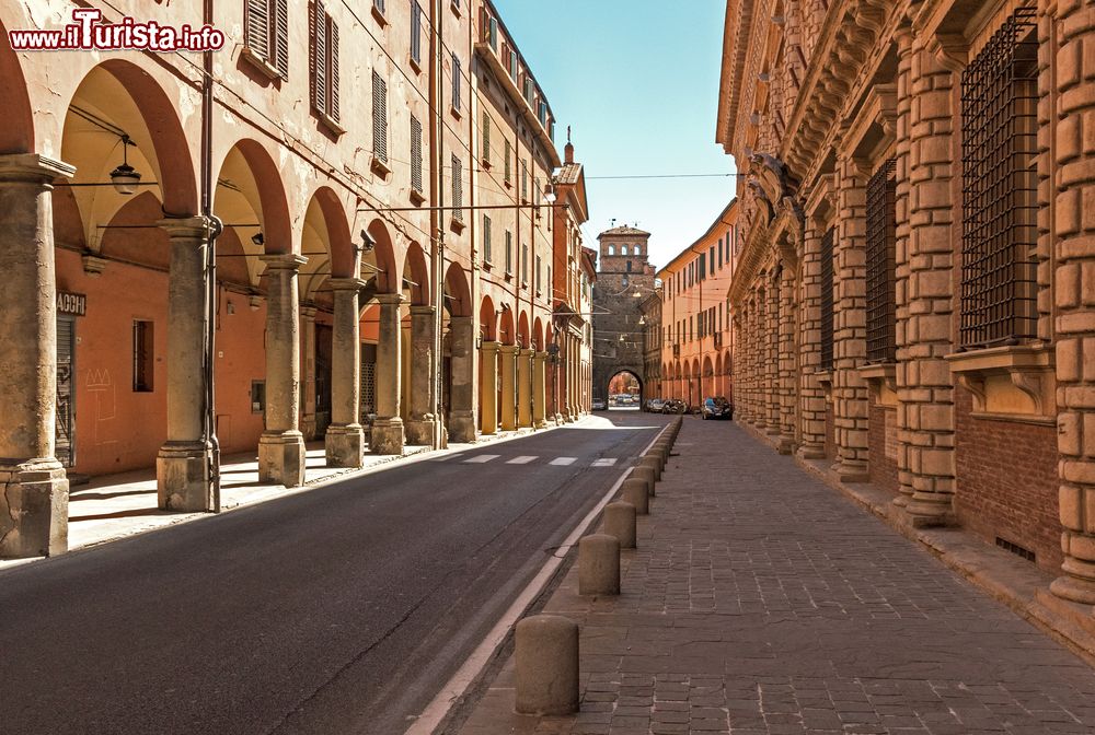 Immagine Uno scorcio dei portici nel cuore di Bologna, Emilia-Romagna.
 