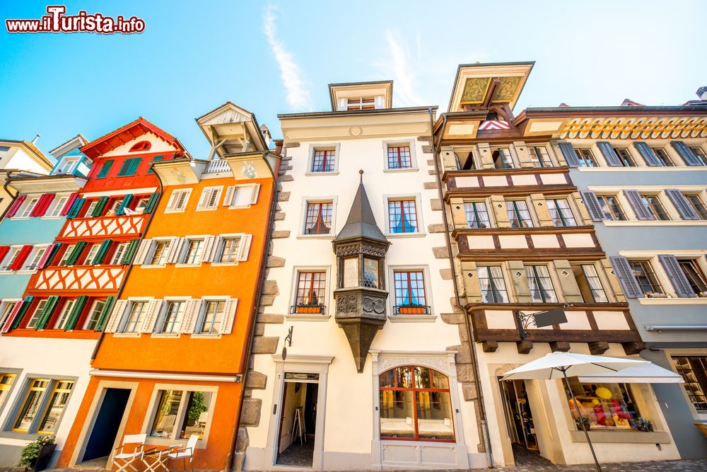Immagine Uno scorcio dei tradizionali palazzi di Zugo, Svizzera, con le facciate decorate e impreziosite con elementi in legno.