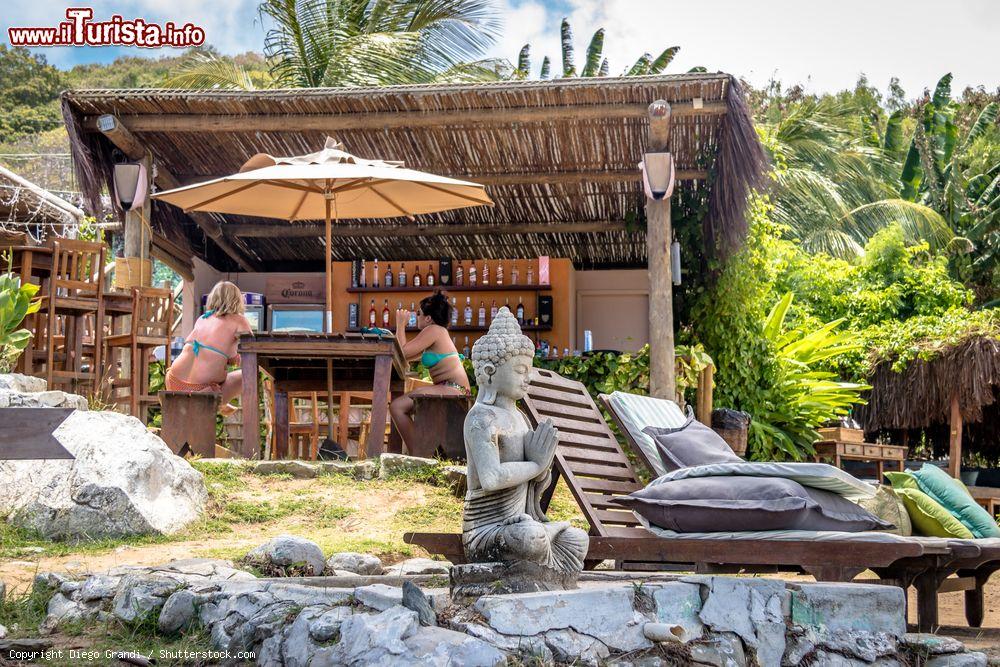 Immagine Uno scorcio del Bar do Meio a Praia da Conceicao, Fernando de Noronha, Brasile - © Diego Grandi / Shutterstock.com