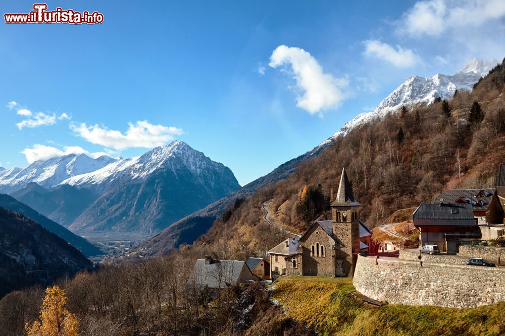 Immagine Uno scorcio del borgo alpino di Vaujany (Francia) con la chiesetta e il campanile.