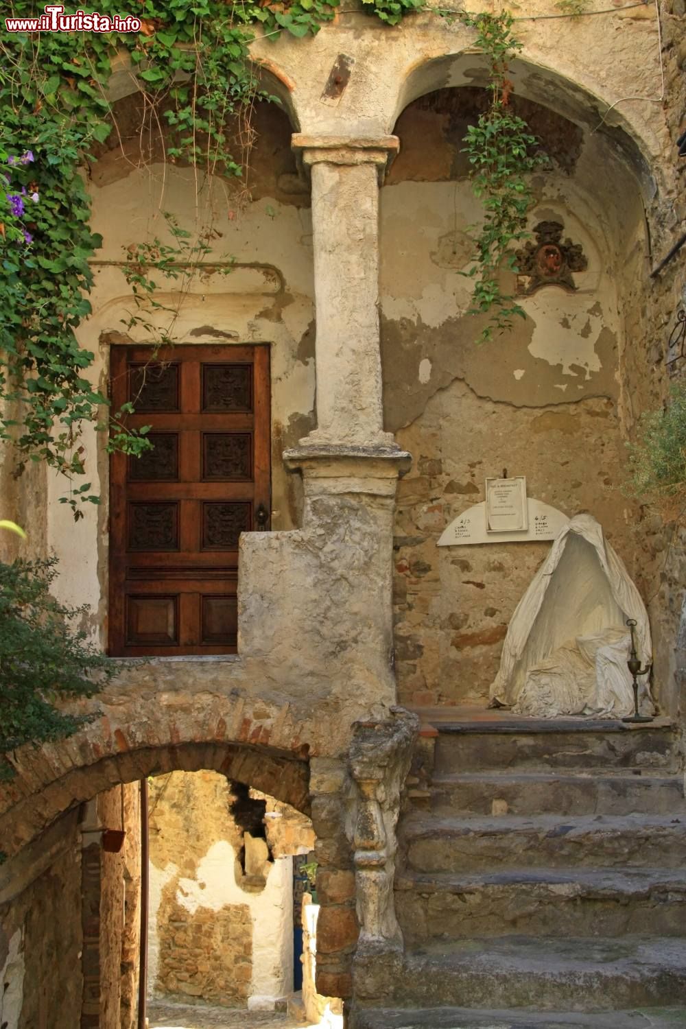 Immagine Uno scorcio del borgo antico di Bussana Vecchia, Sanremo, Liguria. Abbandonato per decenni dopo il terremoto del 1887, il borgo ha ricominciato ad essere abitato dal 1950 da artisti italiani e stranieri.