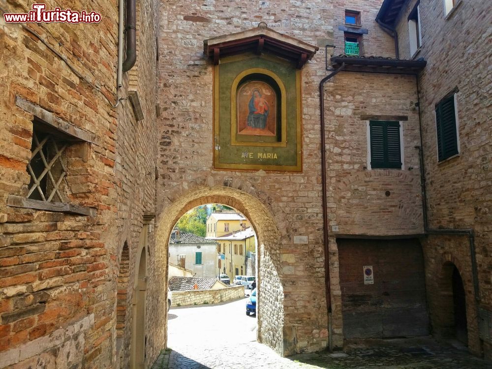 Immagine Uno scorcio del borgo antico di Pergola, Pesaro e Urbino. Questa località sorge lungo l'alta valle del Cesano su un ampio terrazzo alla confluenza con il Cinisco. 