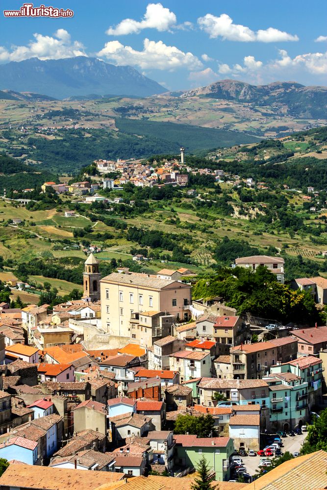 Immagine Uno scorcio del borgo di Avigliano con Ruoti sullo sfondo, Basilicata. Il piccolo Comune di Ruoti, immerso fra vigneti estesi e boschi con esemplari di abete bianco, è un'altra perla della Basilicata.