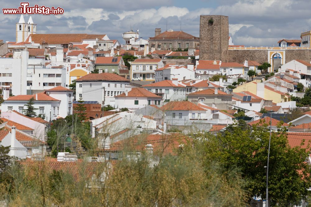 Immagine Uno scorcio del borgo di Avis, Alentejo, con un tratto dell'antica cinta muraria (Portogallo).
