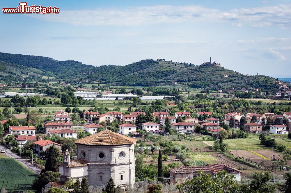 Immagine Uno scorcio del borgo di Castiglion Fiorentino in Toscana. Questa località testimonia un ricchissimo passato storico fra scoperte archeologiche e strutture architettoniche ad iniziare dalla cinta muraria e l'imponente impianto del Cassero.