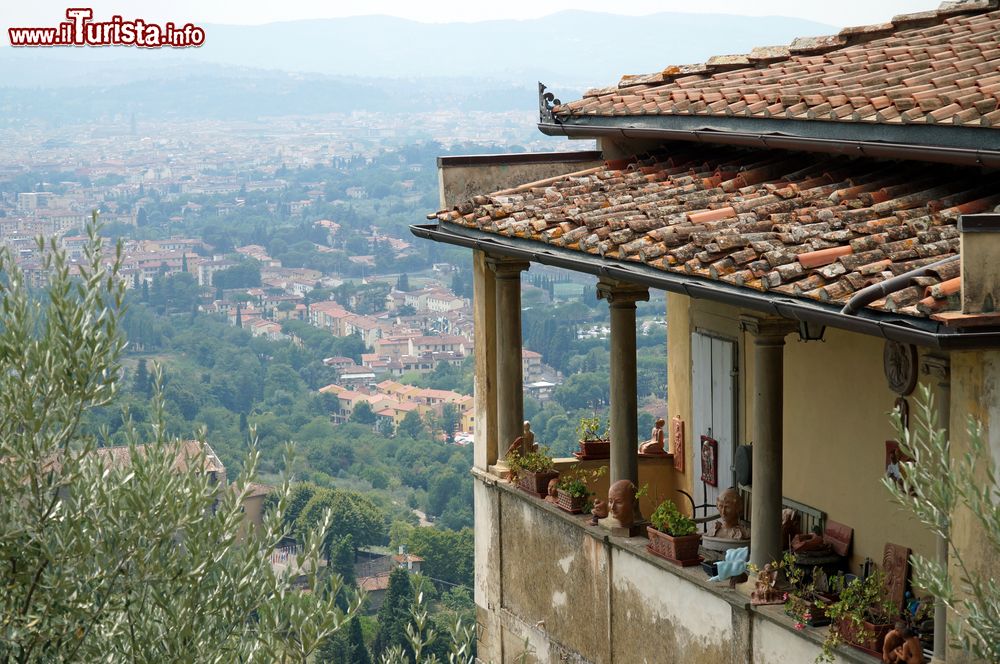 Immagine Uno scorcio del borgo di Fiesole, Toscana. Fra le attrazioni principali di questa località vi sono gli itinerari fra boschi e colline oltre che i monumenti e le vestigia del suo antico passato.