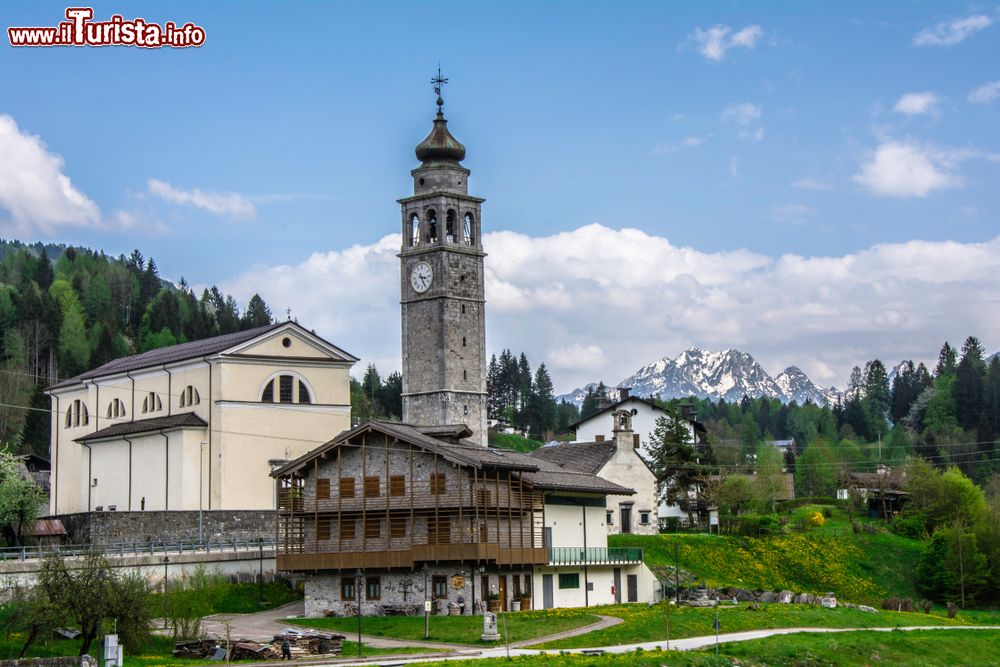 Immagine Uno scorcio del borgo di Forni di Sopra sulle montagne della Carnia, in Friuli