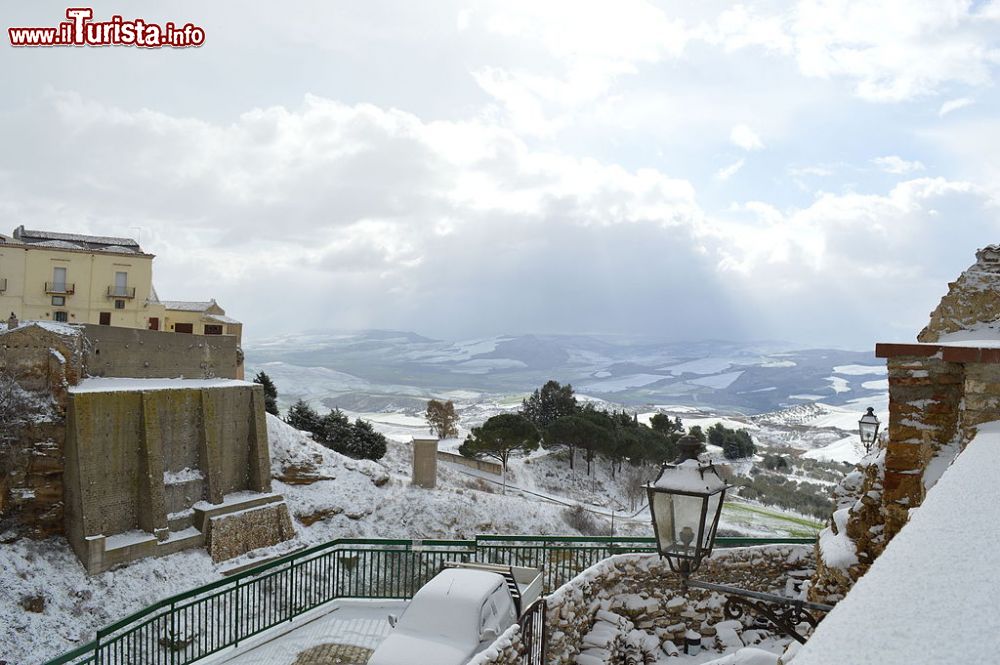 Immagine Uno scorcio del borgo di Irsina con la neve, provincia di Matera, Basilicata. Questa graziosa località sorge a 548 metri sul livello del mare nella valle del Bradano. E' uno dei paesi più antichi della Basilicata.