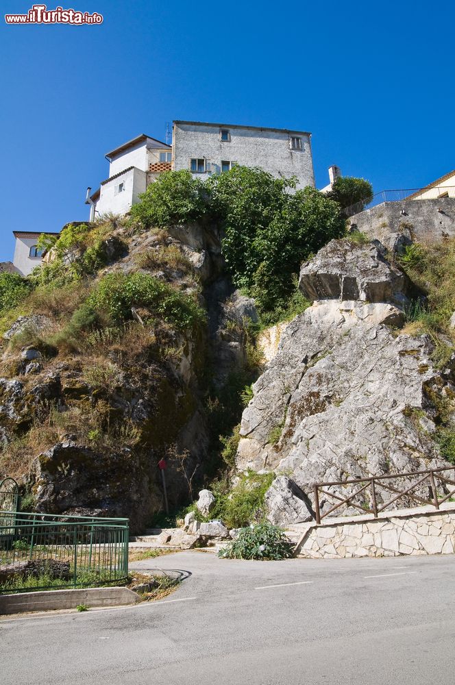 Immagine Uno scorcio del borgo di Satriano di Lucania, Basilicata. Nato in epoca medievale, questo paesino fa parte dei 190 "Borghi autentici d'Italia" per via della sua ricchezza artistica.
