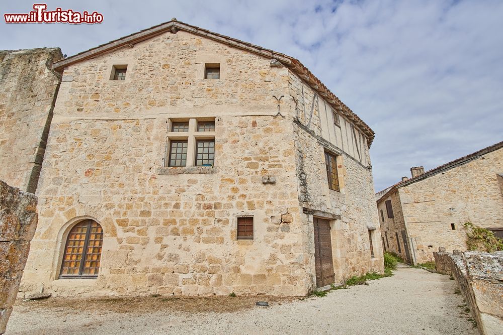 Immagine Uno scorcio del borgo fortificato di Larressingle, Condom, Francia. Nascosta fra i vigneti, questa località si trova nel cuore della celebre terra dell'Armagnac.