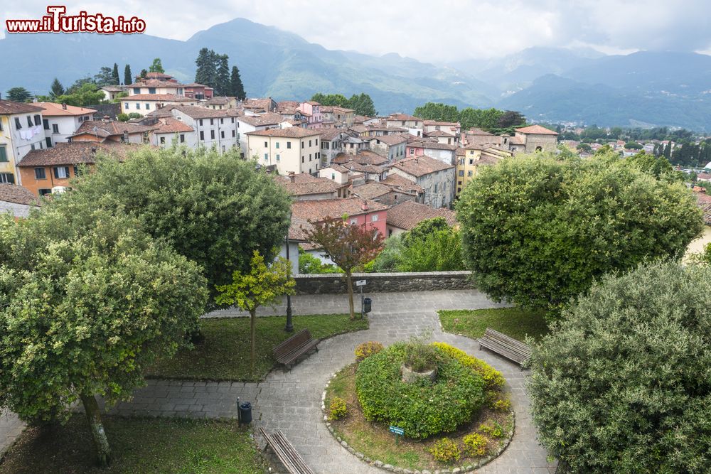 Immagine Uno scorcio del borgo medievale di Barga, Toscana, con giardini pubblici.