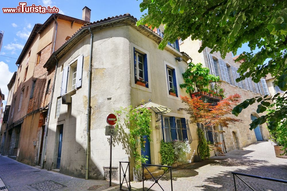 Immagine Uno scorcio del borgo medievale di Cahors, Francia. Questa suggestiva cittadina unisce l'atmosfera del sud con ricchezze storiche e piaceri gastronomici.