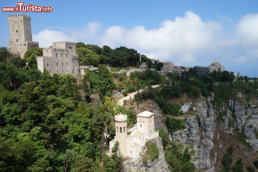 Immagine Uno scorcio del borgo medievale di Erice, provincia di Trapani (Sicilia). Il nome Erice deriva da Erix, personaggio mitologico figlio di Afrodite e di But, ucciso da Eracle.