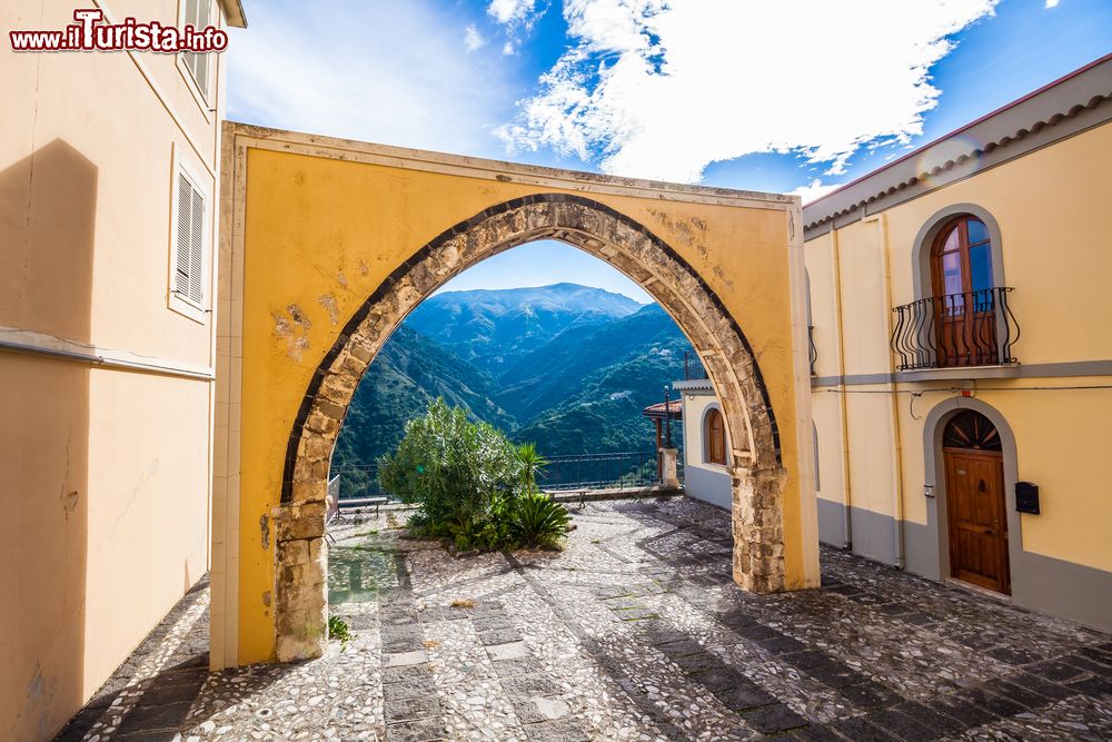 Immagine Uno scorcio del borgo storico di Castroreale, siamo in Sicilia