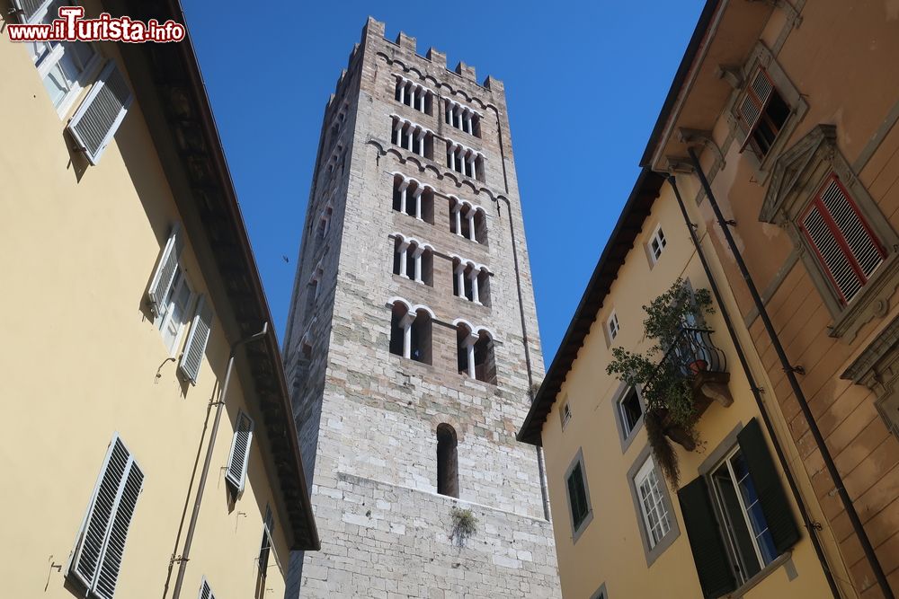 Immagine Uno scorcio del campanile del duomo di Lucca, Toscana. La torre campanaria a base quadrangolare si presenta con 5 ordini di polifore e termina con decorazione a merli ghibellini. L'interno ospita sette campane in Mi bemolle 3, alcune delle quali dei secoli XIII° e XIV°.