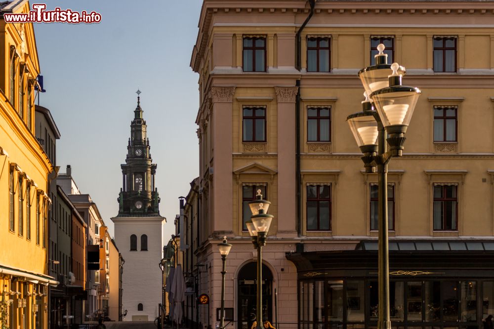 Immagine Uno scorcio del campanile di Linkoping, Svezia, fra gli edifici del centro storico.