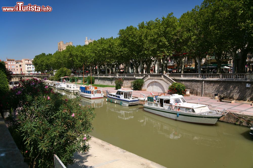 Immagine Uno scorcio del Canal du Midi nel centro di Narbonne, Francia.