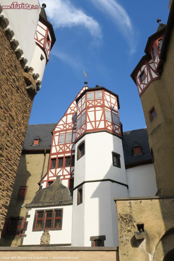 Immagine Uno scorcio del castello di Eltz a Wierschem, Germania: il cortile interno. Considerato uno dei più bei castelli tedeschi, è ancora oggi di proprietà della stessa famiglia che vi ha abitato dal XII° secolo, 33 generazioni fa - © Ekaterina Klochkova / Shutterstock.com