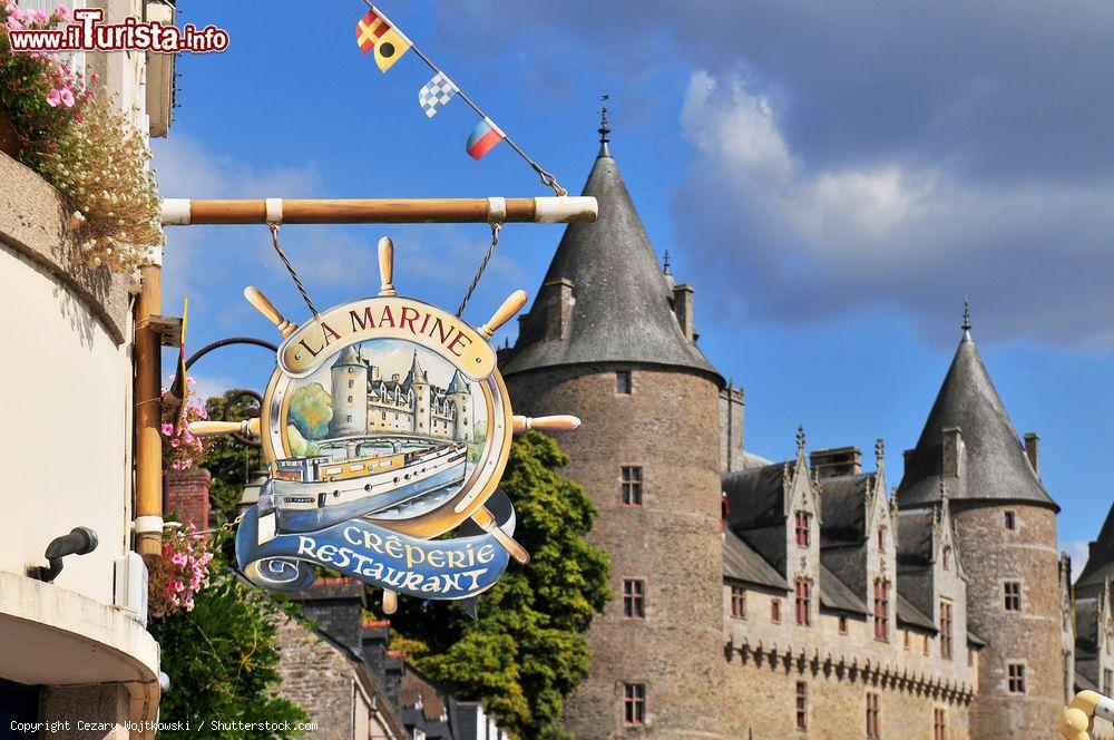 Immagine Uno scorcio del castello di Josselin, Bretagna, Francia. Eretto agli inizi dell'XI° secolo, questo maniero sorge su uno sperone roccioso lungo il fiume Oust come roccaforte della dinastia dei Rohan - © Cezary Wojtkowski / Shutterstock.com
