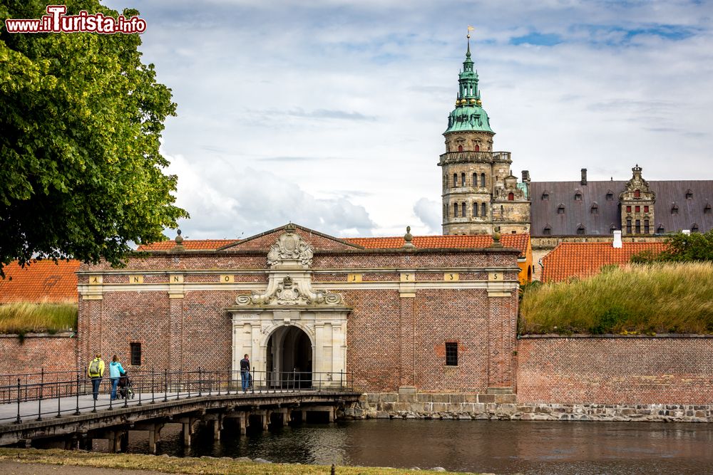 Immagine Uno scorcio del castello di Kronborg a Helsingor, Danimarca. Venne costruito nel 1420 dal re danese Eric di Pomerania per controllare il passaggio delle navi nello stretto per poter poi riscuotere il pedaggio d'ingresso o d'uscita dal Mar Baltico.