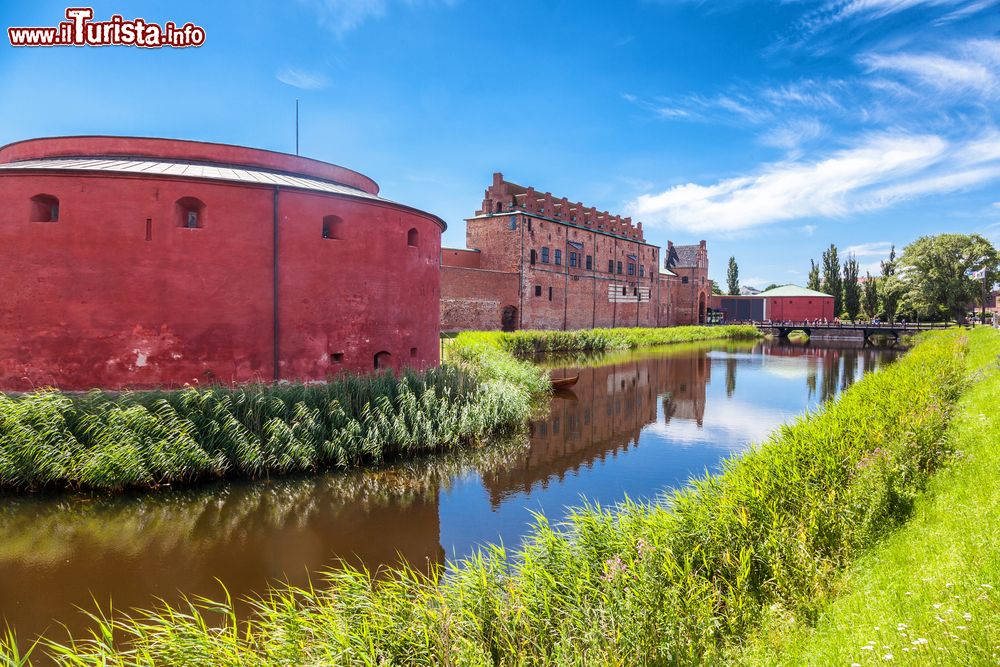 Immagine Uno scorcio del castello di Malmo (Malmohus slott) in Svezia, Scandinavia. La sua sagoma si riflette nell'acqua del fossato.