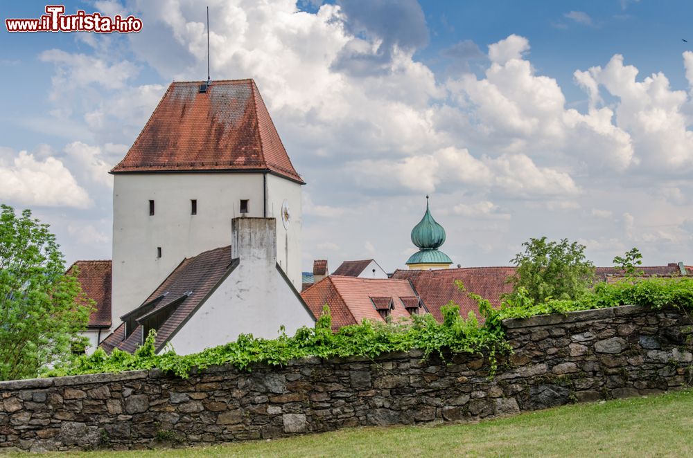 Immagine Uno scorcio del castello di Passau sulle sponde del fiume, Bavaria, Germania.