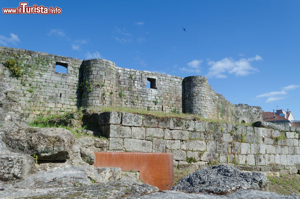 Immagine Uno scorcio del castello di Ribadavia, Spagna. Fondato nel IX° secolo ma risalente in gran parte al XV° questo maniero è frutto di rifacimenti successivi.