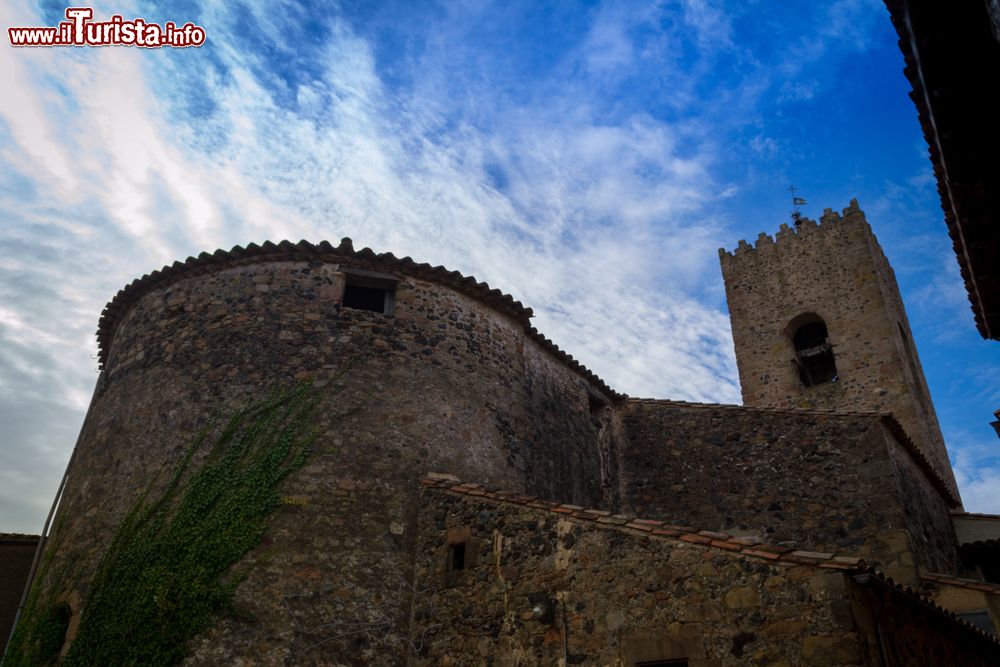 Immagine Uno scorcio del castello di Santa Pau nei pressi di Olot, Spagna. Fatto erigere fra il XIII° e il XIV° secolo dai baroni locali, questo castello è dal 1971 monumento storico artistico per l'importanza che ha assunto nella regione.