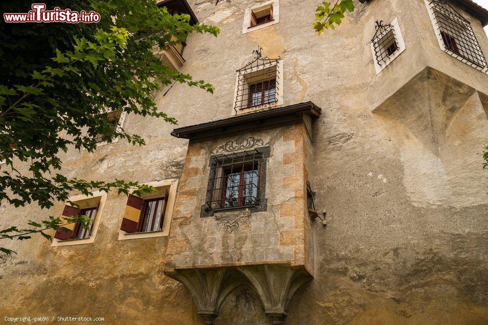 Immagine Uno scorcio del castello Herbstenburg a Dobbiaco, Val Pusteria (Bolzano). Proprietà privata, il castello non può essere visitato all'interno ma già dall'esterno si presenta come una delle più interessanti costruzioni del borgo montano - © gab90 / Shutterstock.com