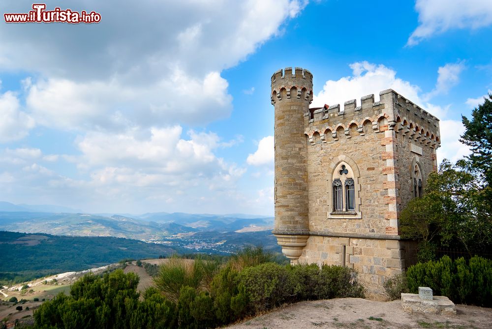 Immagine Uno scorcio del castello medievale del borgo di Rennes-le-Chateau, Francia.