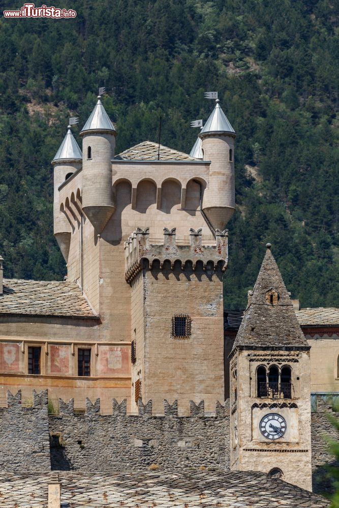 Immagine Uno scorcio del castello medievale di Saint Pierre in Valle d'Aosta. Per il suo aspetto scenografico è diventato, assieme a quello di Fénis, uno dei monumenti simbolo della regione.