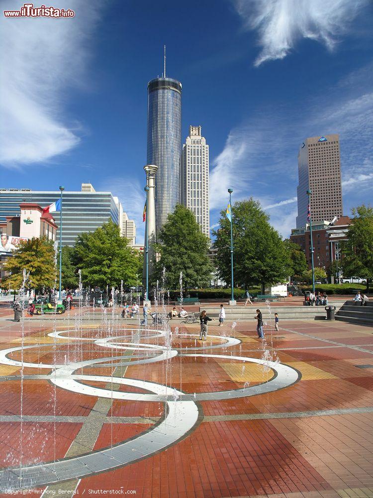 Immagine Uno scorcio del Centennial Park di Atlanta, Georgia, Stati Uniti d'America. Questo parco pubblico di 85 mila metri quadrati è stato costruito dal Comitato di Atlanta per i giochi olimpici del 1996. Ogni anno ospita milioni di visitatori - © Anthony Berenyi / Shutterstock.com