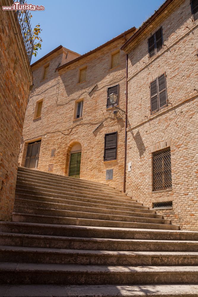 Immagine Uno scorcio del centro cittadino di Offagna, Ancona, Marche. Questo borgo della provincia di Ancona è abitato da poco meno di 2 mila persone.