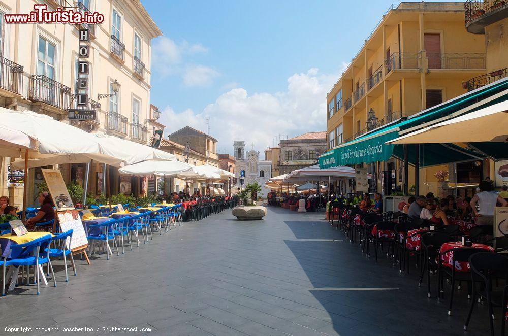 Immagine Uno scorcio del centro cittadino di Pizzo Calabro, Calabria. Situata in provincia di Vibo Valentia, questa località è nota per la produzione del gelato - © giovanni boscherino / Shutterstock.com