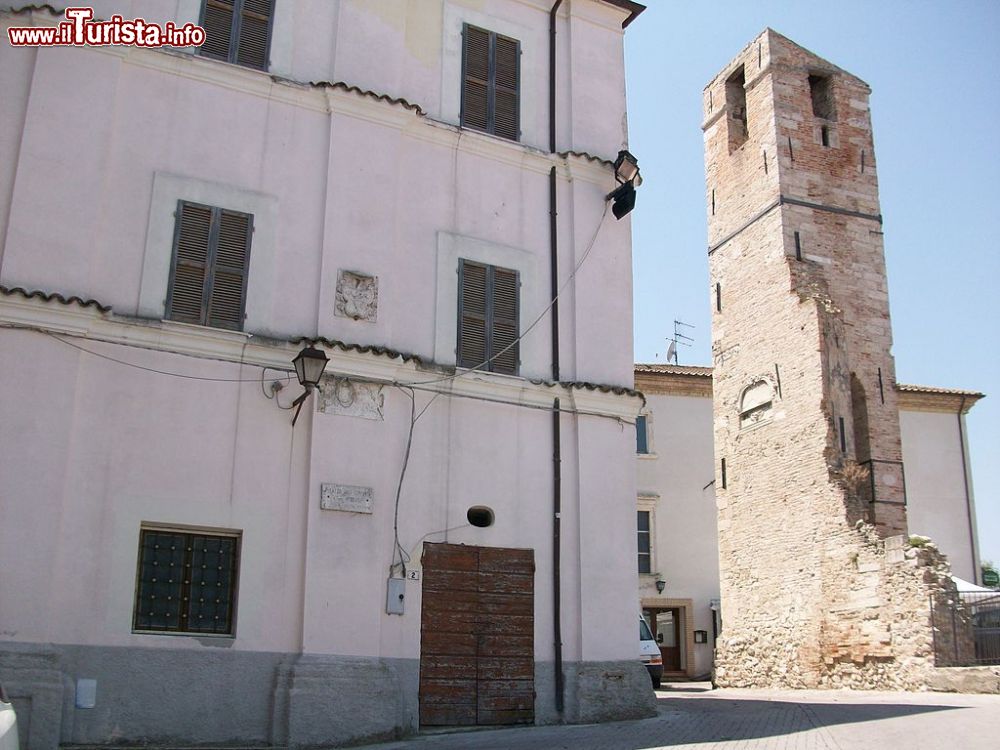 Immagine Uno scorcio del centro con i resti della torre campanaria di Ancarano in Abruzzo - © Ermanon, CC BY-SA 3.0, Wikipedia