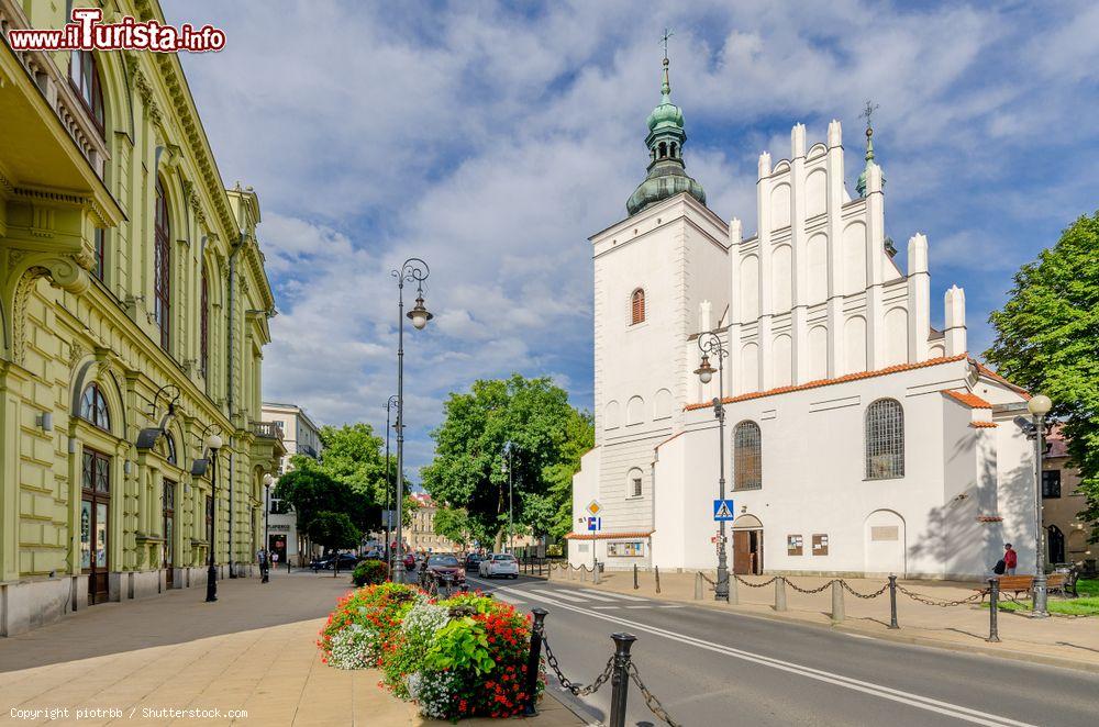 Immagine Uno scorcio del centro con la chiesa di Nostra Signora della Vittoria, Lublino, Polonia - © piotrbb / Shutterstock.com