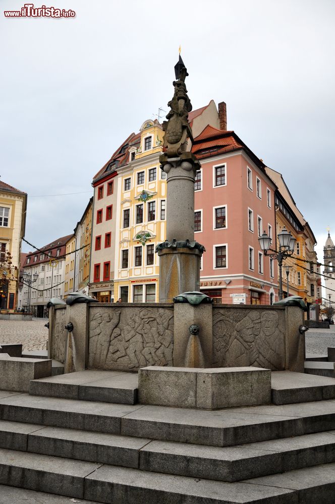 Immagine Uno scorcio del centro di Bautzen, Germania, con una fontana decorata.