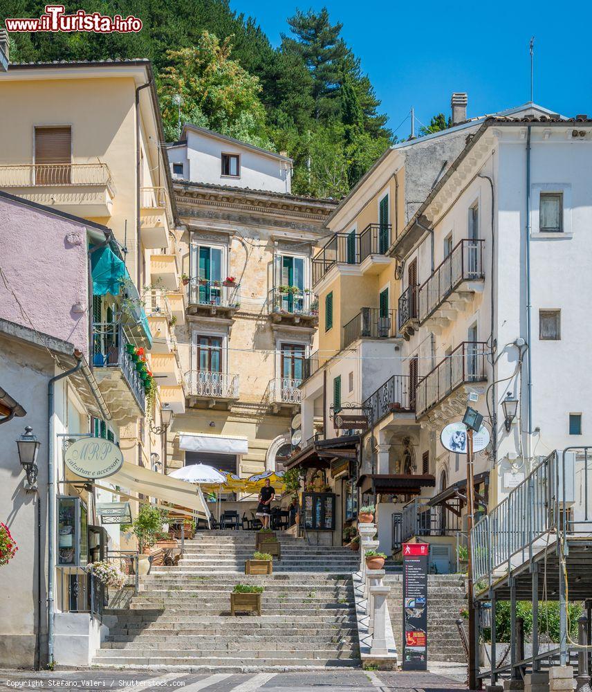 Immagine Uno scorcio del centro di Caramanico Terme, provincia di Pescara, in un pomeriggio d'estate. Sullo sfondo, una bella scalinata conduce alla scoperta del borgo antico - © Stefano_Valeri / Shutterstock.com