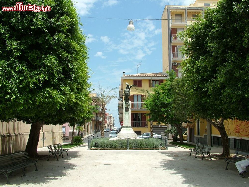 Immagine Uno scorcio del centro di Carlentini in Sicilia - © Clemensfranz - CC BY 2.5, Wikipedia