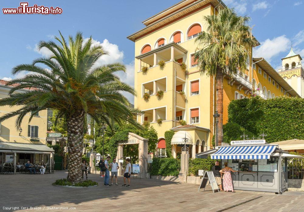 Immagine Uno scorcio del centro di Gardone Riviera, località costiera del Lago di Garda, Lombardia - © Ceri Breeze / Shutterstock.com