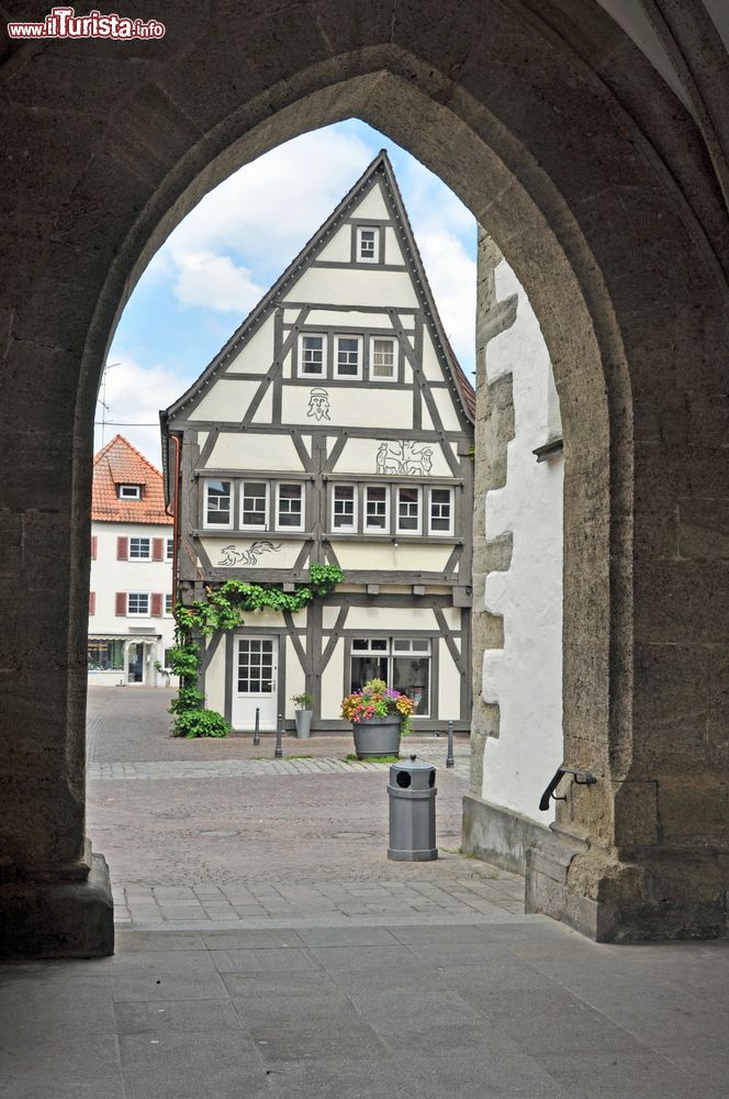 Immagine Uno scorcio del centro di Isny im Allgau, Germania, attraverso un antico arco.