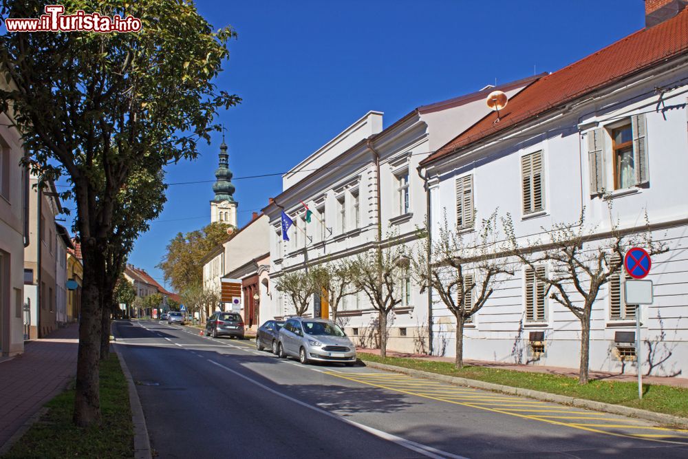 Immagine Uno scorcio del centro di Lendava, Slovenia, con le sue tipiche case affacciate su una stradina.