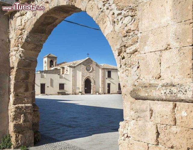 Immagine Uno scorcio suggestivo del centro di Marzamemi, Sicilia - Un caratteristico angolo del borgo di Marzamemi che lega la sua storia a quella tipica dei paesi dediti alla pesca © luigi nifosi / Shutterstock.com